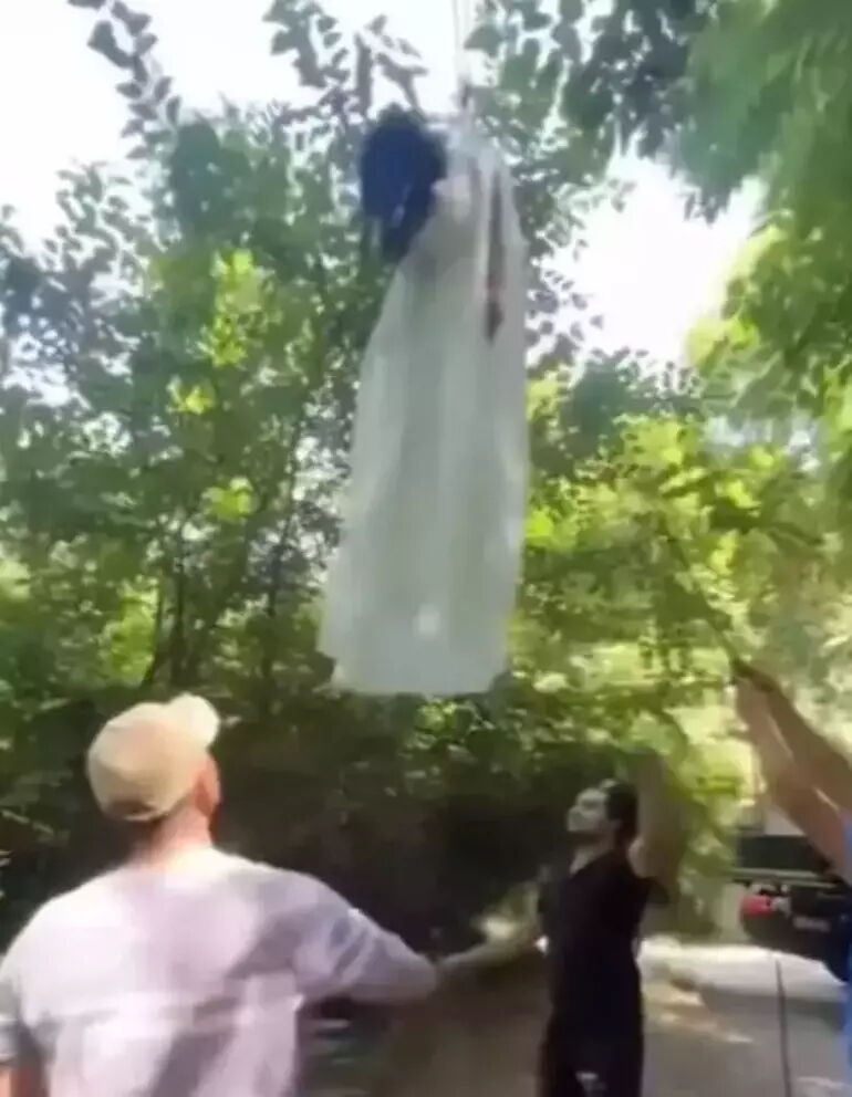 Klip çekiminde panik anları! Cengiz İmren şoke oldu! Vinçle asılan kadın şarkıcı bayıldı Klip çekiminde panik anları! Cengiz İmren şoke oldu! Vinçle asılan kadın şarkıcı bayıldı - 3. Resim