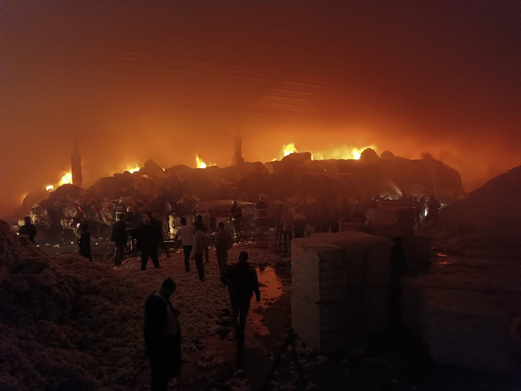 Şanlıurfa'da tekstil fabrikasını alevler sardı! Tonlarca pamuk kül oldu - 1. Resim
