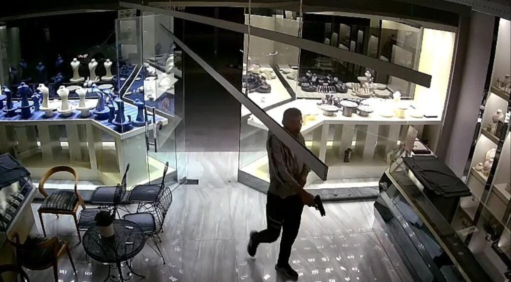 Silah tutukluk yaptı, kuyumcu ölümden döndü! Ankara'da kan donduran görüntüler - 1. Resim