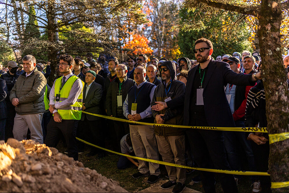 Terörist başı Fetullah Gülen'in ölüsünün başında bekledi! Kimliği merak konuydu belli oldu - 1. Resim