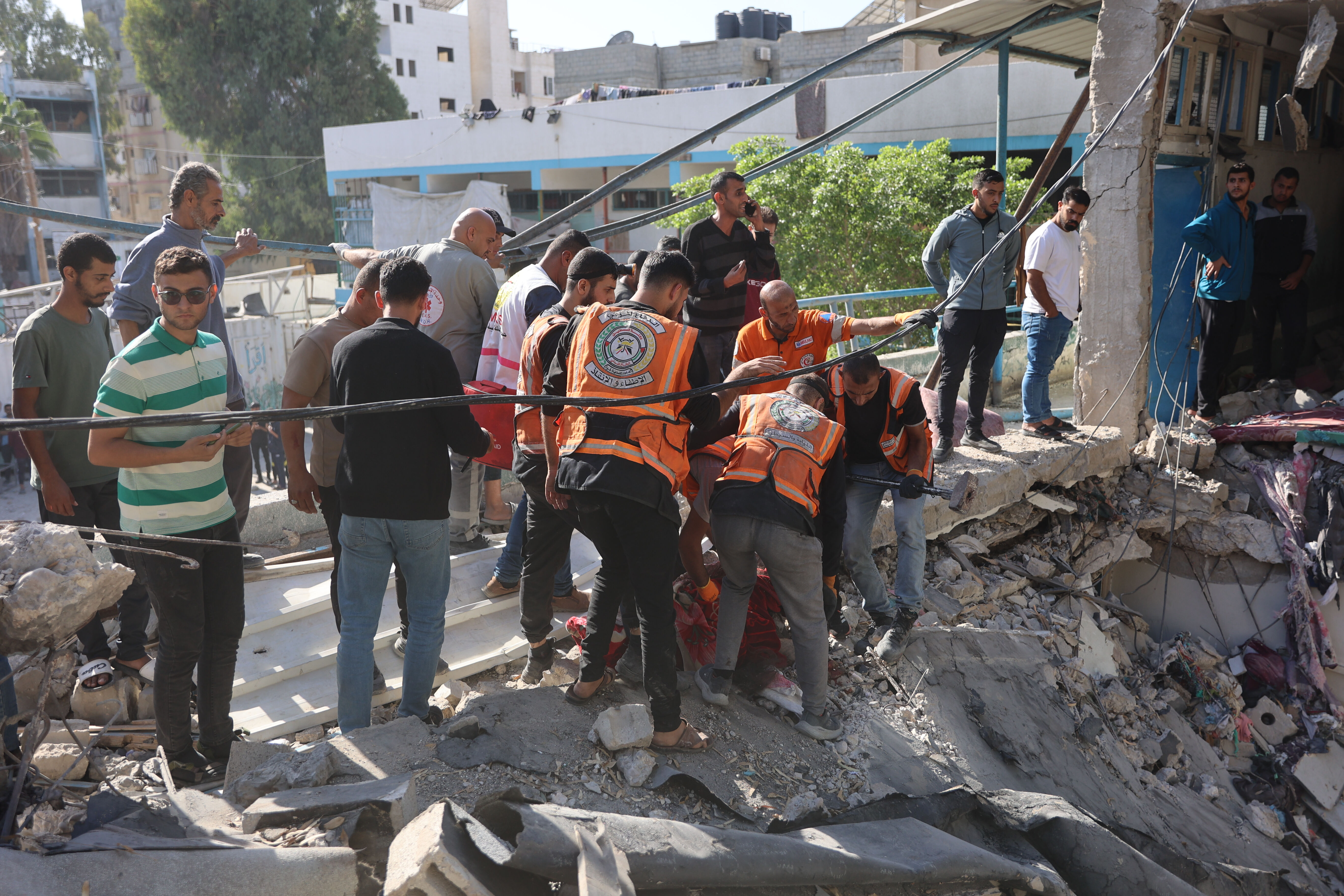 Yine sivillerin sığındığı BM okuluna saldırdı! 3’ü gazeteci 9 kişi hayatını kaybetti Yine sivillerin sığındığı BM okuluna saldırdı! 3’ü gazeteci 9 kişi hayatını kaybetti - 1. Resim