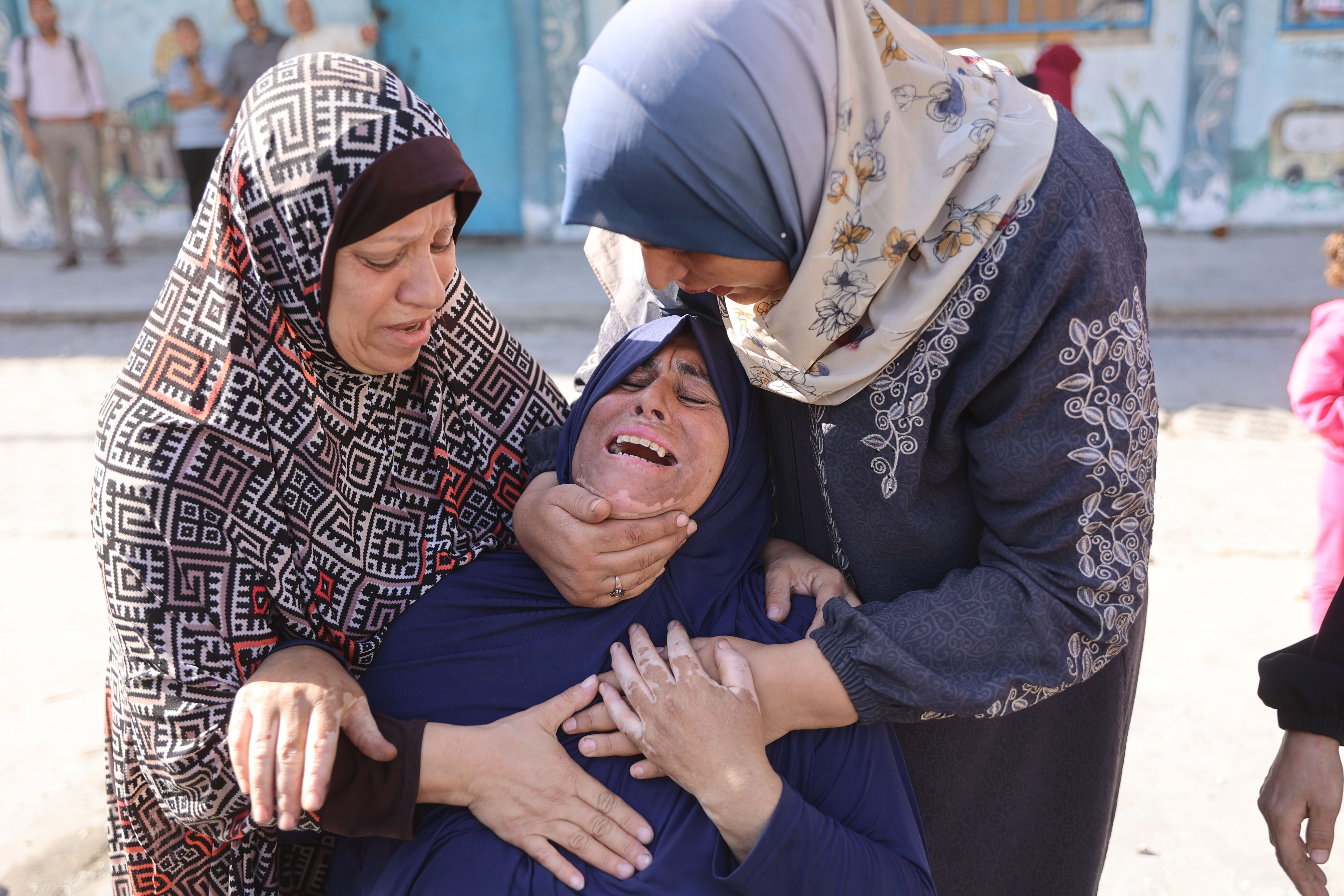 Yine sivillerin sığındığı BM okuluna saldırdı! 3’ü gazeteci 9 kişi hayatını kaybetti Yine sivillerin sığındığı BM okuluna saldırdı! 3’ü gazeteci 9 kişi hayatını kaybetti - 2. Resim