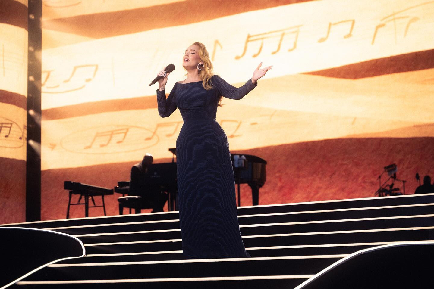 Dünyaca ünlü şarkıcı Adele'den üzen haber! Kulağı sağır kaldı - 2. Resim