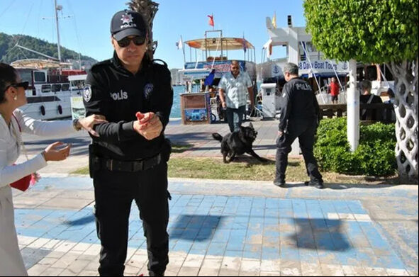 Fethiye'de siyah kurt köpeğinin saldırdığı polis hastaneye kaldırıldı - 3. Resim