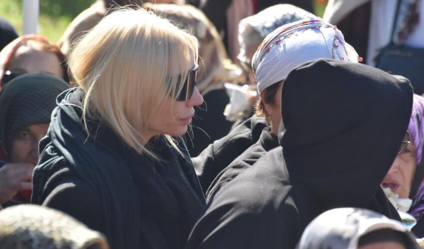 Gülşen’den babasına veda! Cenazede gözyaşlarını tutamadı Gülşen’den babasına veda! Cenazede gözyaşlarını tutamadı - 8. Resim