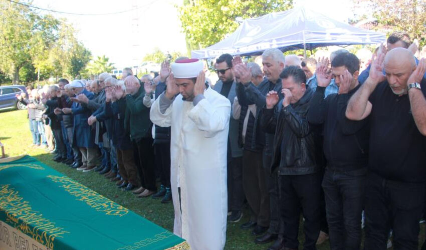 Gülşen’den babasına veda! Cenazede gözyaşlarını tutamadı Gülşen’den babasına veda! Cenazede gözyaşlarını tutamadı - 4. Resim