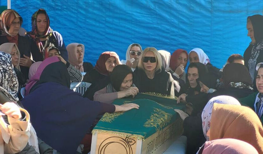 Gülşen’den babasına veda! Cenazede gözyaşlarını tutamadı Gülşen’den babasına veda! Cenazede gözyaşlarını tutamadı - 7. Resim