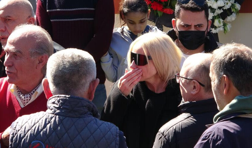 Gülşen’den babasına veda! Cenazede gözyaşlarını tutamadı Gülşen’den babasına veda! Cenazede gözyaşlarını tutamadı - 5. Resim