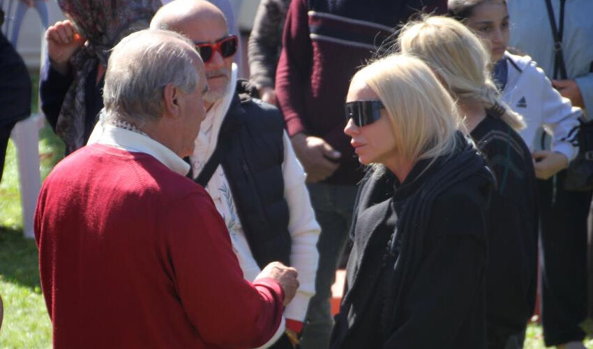 Gülşen’den babasına veda! Cenazede gözyaşlarını tutamadı Gülşen’den babasına veda! Cenazede gözyaşlarını tutamadı - 3. Resim