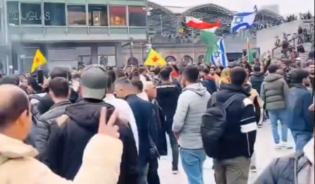 PKK'lı militanlar Köln sokaklarında İsrail bayrağı açtı! Teröristler Türklere saldırdı - 1. Resim