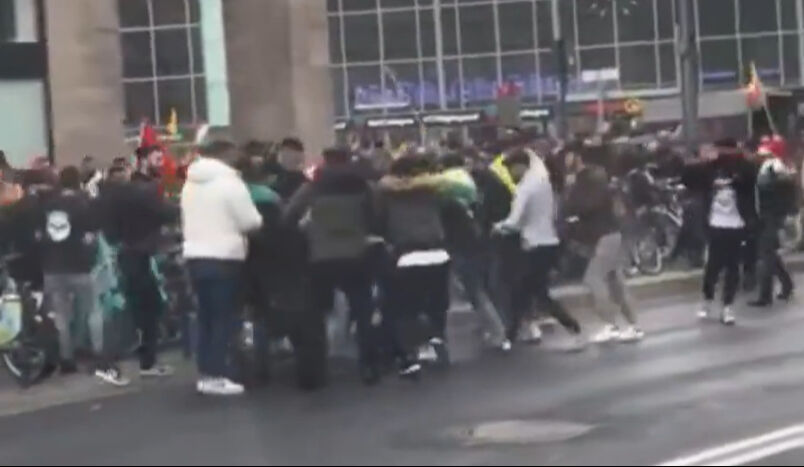 PKK'lı militanlar Köln sokaklarında İsrail bayrağı açtı! Teröristler Türklere saldırdı - 3. Resim