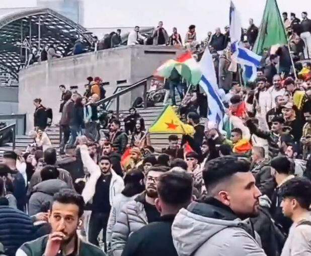 PKK'lı militanlar Köln sokaklarında İsrail bayrağı açtı! Teröristler Türklere saldırdı - 2. Resim