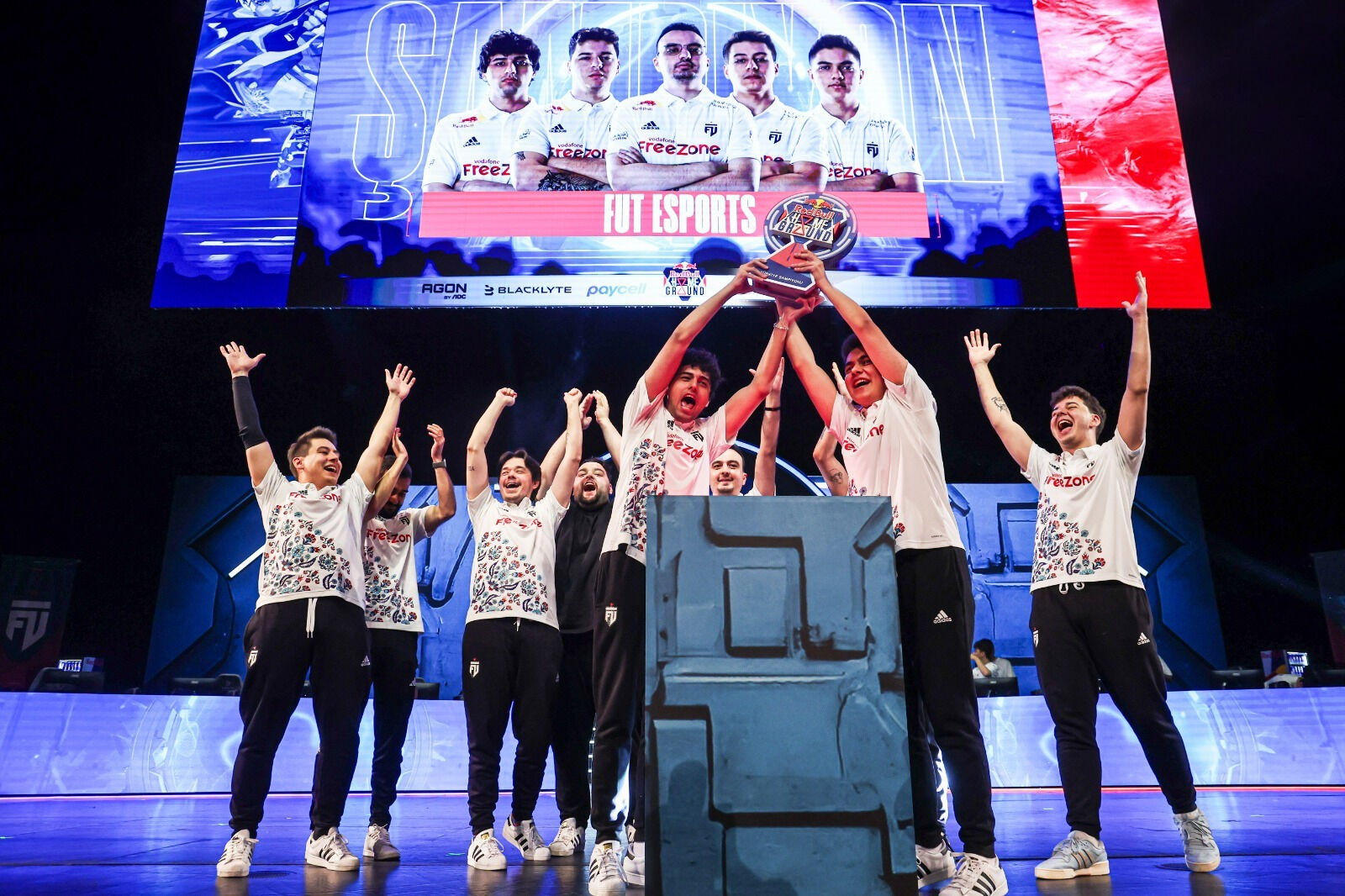 Red Bull Türkiye takımı FUT Esports’tan şampiyonluk geldi! Red Bull Türkiye takımı FUT Esports’tan şampiyonluk geldi! - 2. Resim