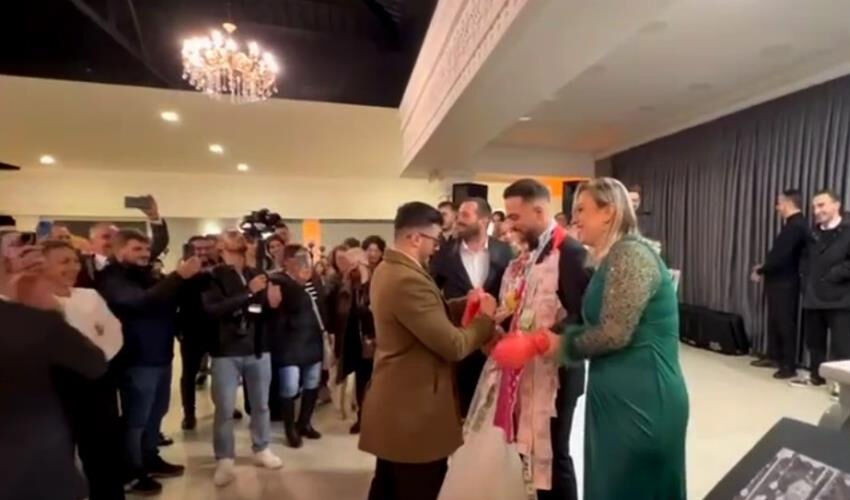 Yok böyle düğün! Damat için salona mezar taşı getirip helallik aldılar Yok böyle düğün! Damat için salona mezar taşı getirip helallik aldılar - 2. Resim