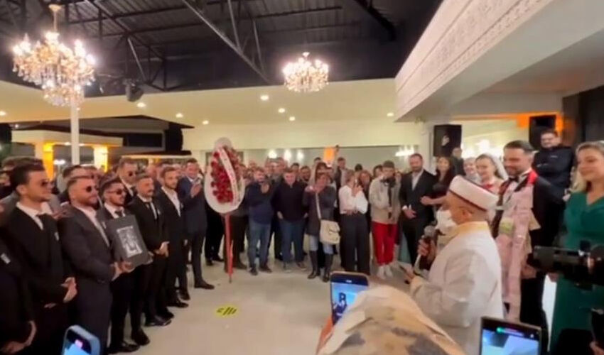 Yok böyle düğün! Damat için salona mezar taşı getirip helallik aldılar Yok böyle düğün! Damat için salona mezar taşı getirip helallik aldılar - 3. Resim