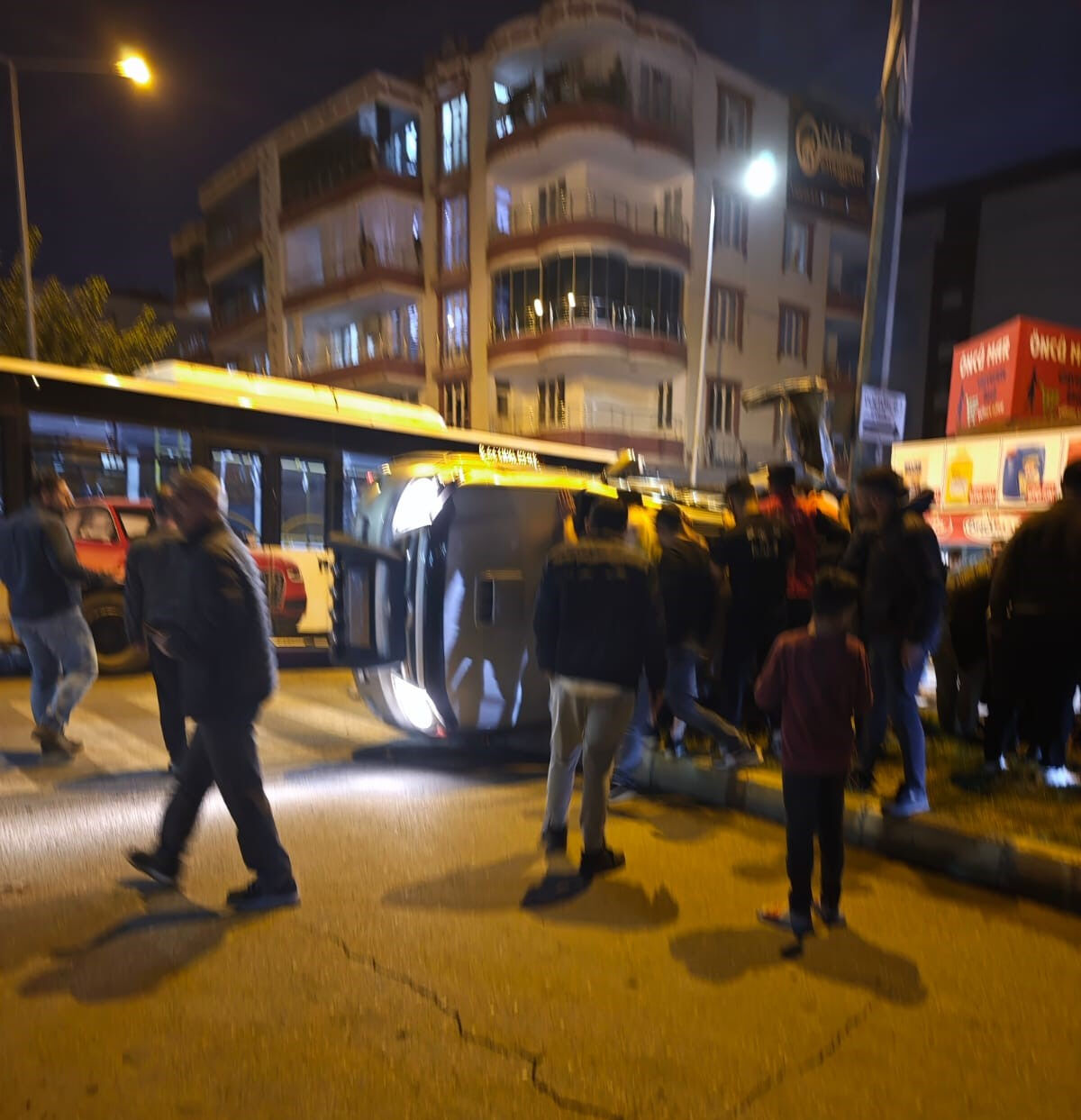 Yolcu otobüsü ile pikap çarpıştı! Aralarında çocuklar da var, çok sayıda kişi yaralandı - 2. Resim