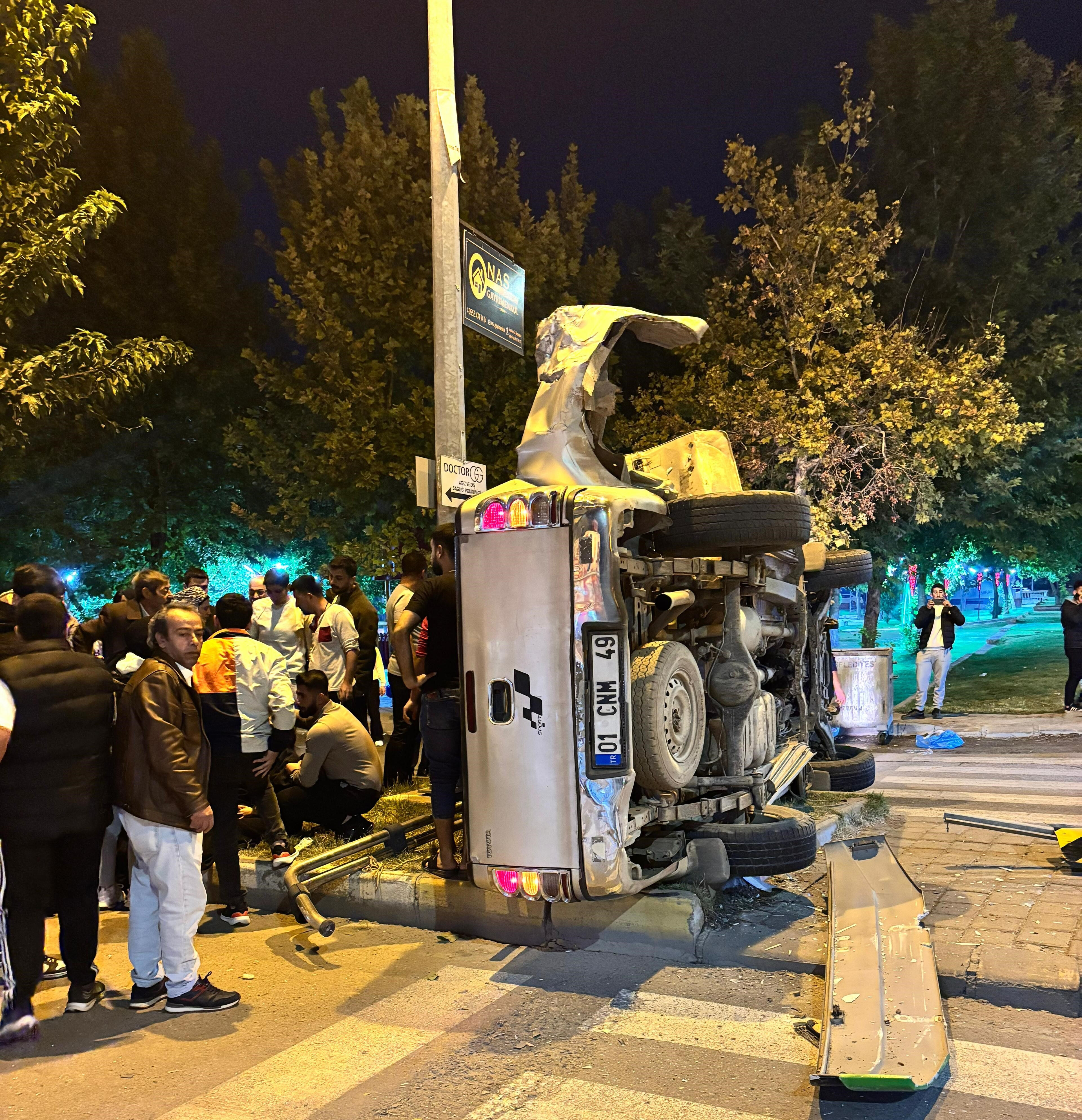 Yolcu otobüsü ile pikap çarpıştı! Aralarında çocuklar da var, çok sayıda kişi yaralandı - 1. Resim