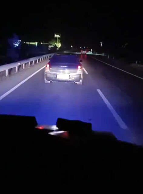 Yolu kapatıp yenidoğan bebeğin olduğu ambulansa geçit vermedi, o anlar kamerada - 1. Resim