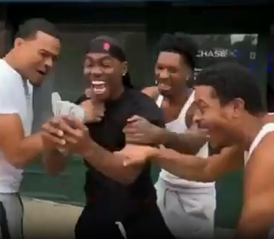 ATM'de büyük vurgun! Ünlü bankanın açığını buldular, yüklü miktarda para çektiler - 2. Resim