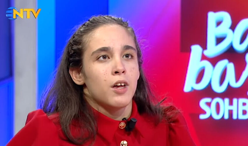 Ceyda Düvenci’nin en gururlu anı! Kızını konuk ettiği programda gözyaşlarını zor tuttu - 2. Resim