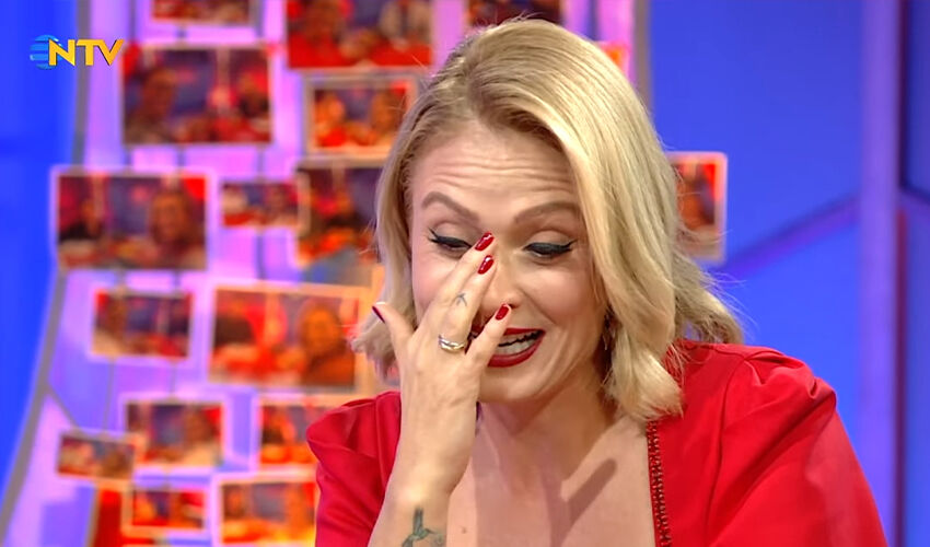 Ceyda Düvenci’nin en gururlu anı! Kızını konuk ettiği programda gözyaşlarını zor tuttu - 1. Resim