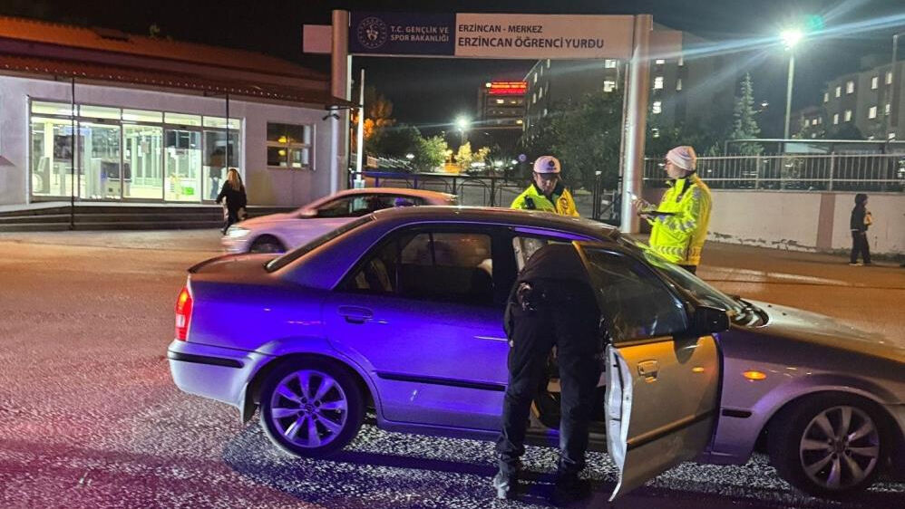 Erzincan'da kız öğrenci yurtları önünde sıkı denetim! Şüphelilere uygulama - 1. Resim
