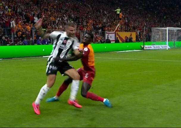 Galatasaray penaltı, Beşiktaş kırmızı bekledi! Trio ekibi Galatasaray-Beşiktaş maçının kararlarını yorumladı Galatasaray penaltı, Beşiktaş kırmızı bekledi! Derbiye damga vuran hakem kararları doğru mu? - 3. Resim