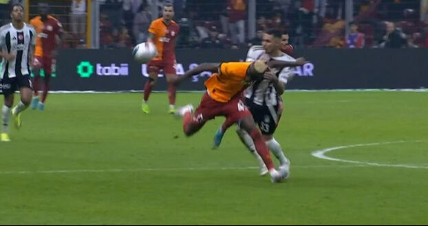 Galatasaray penaltı, Beşiktaş kırmızı bekledi! Trio ekibi Galatasaray-Beşiktaş maçının kararlarını yorumladı Galatasaray penaltı, Beşiktaş kırmızı bekledi! Derbiye damga vuran hakem kararları doğru mu? - 7. Resim