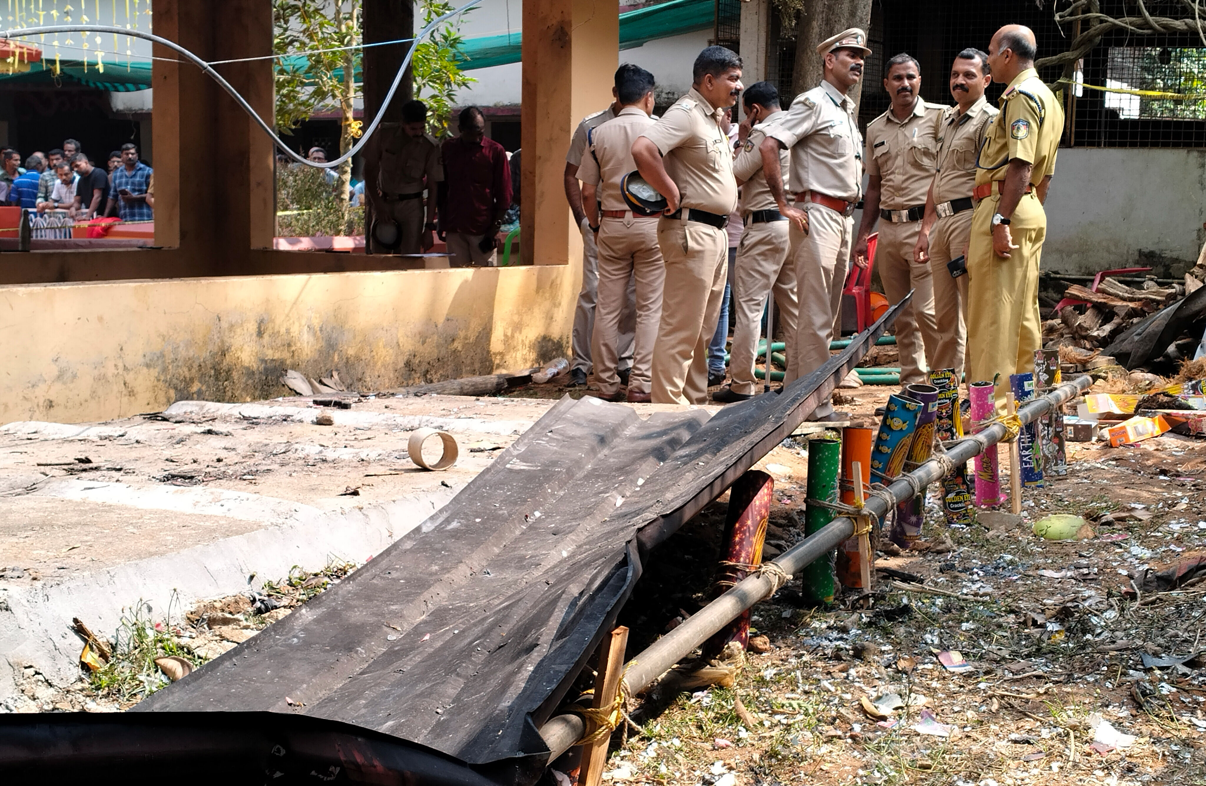 Hindistan'da festival faciaya dönüştü! Havai fişek deposu patladı, yüzlerce yaralı var - 2. Resim