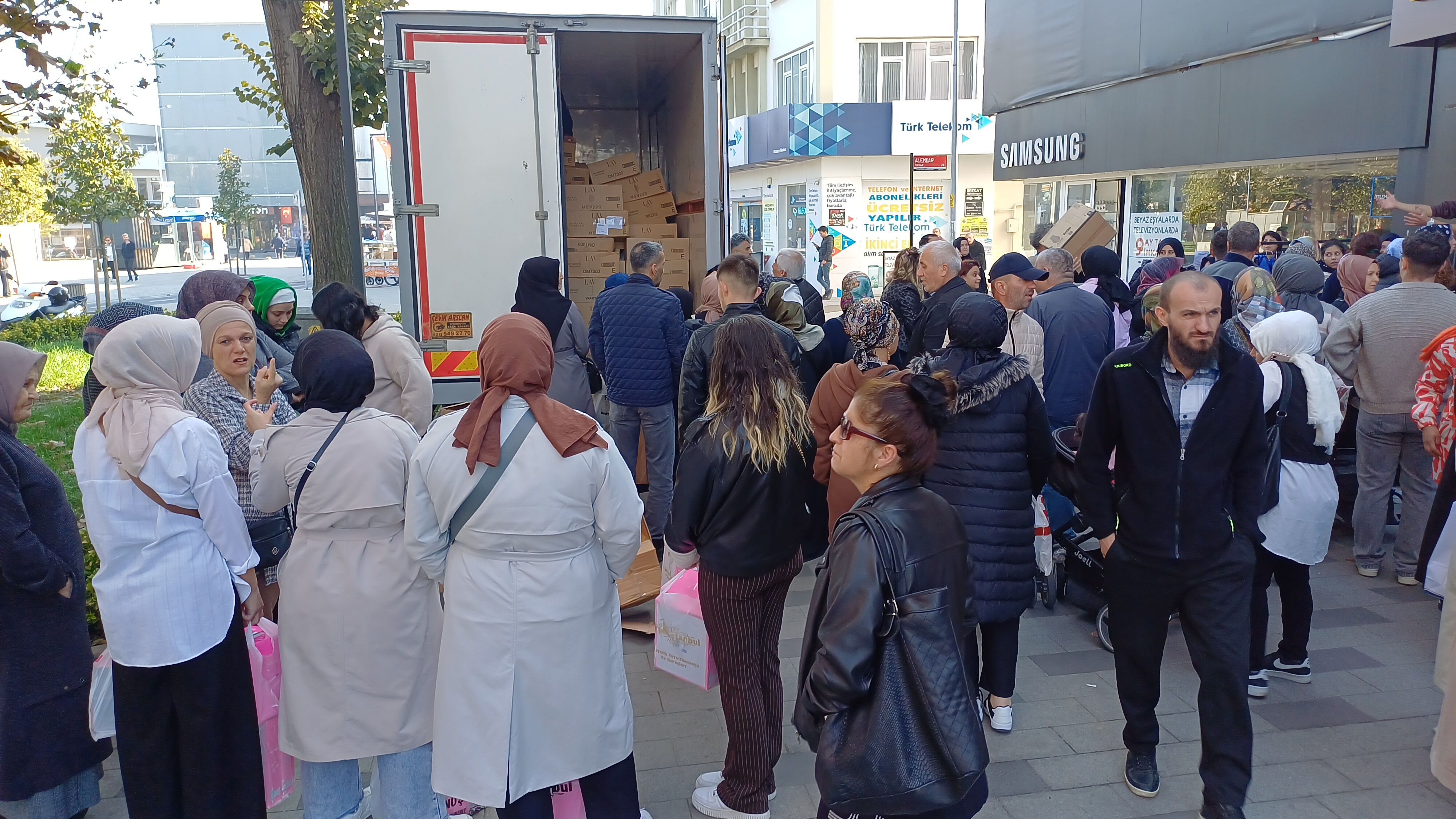 İndirimi duyan oraya koştu! Ucuz çay bardağı izdihama neden oldu İndirimi duyan oraya koştu! Ucuz çay bardağı izdihama neden oldu - 2. Resim