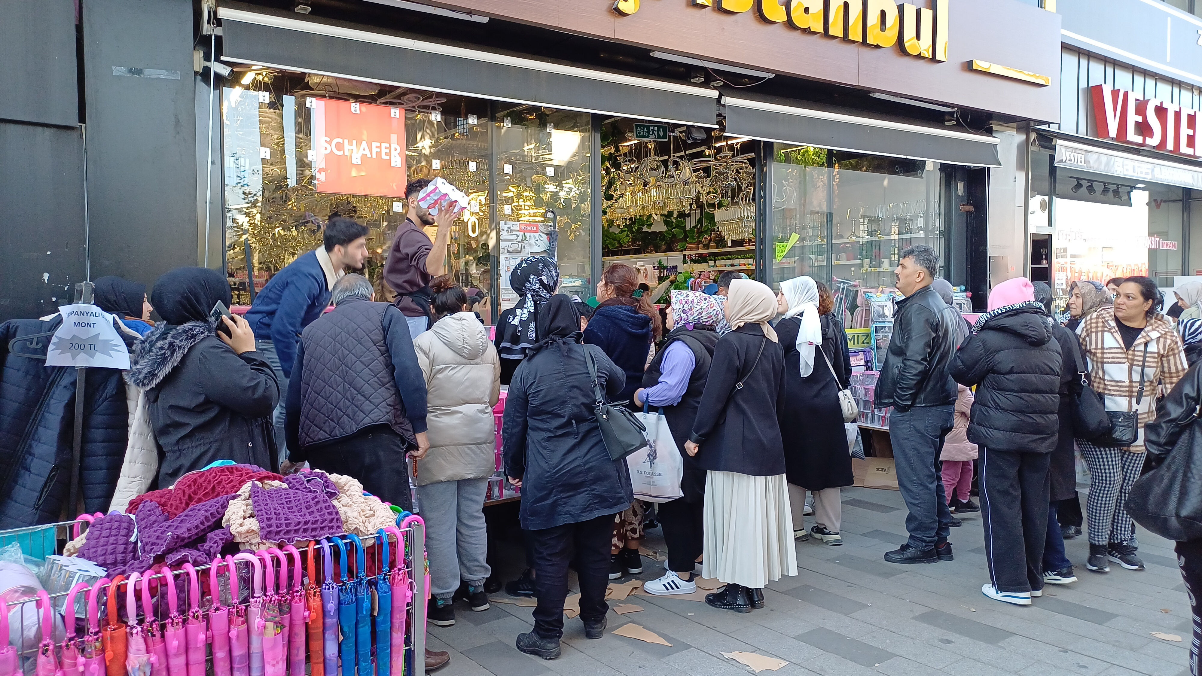 İndirimi duyan oraya koştu! Ucuz çay bardağı izdihama neden oldu İndirimi duyan oraya koştu! Ucuz çay bardağı izdihama neden oldu - 3. Resim