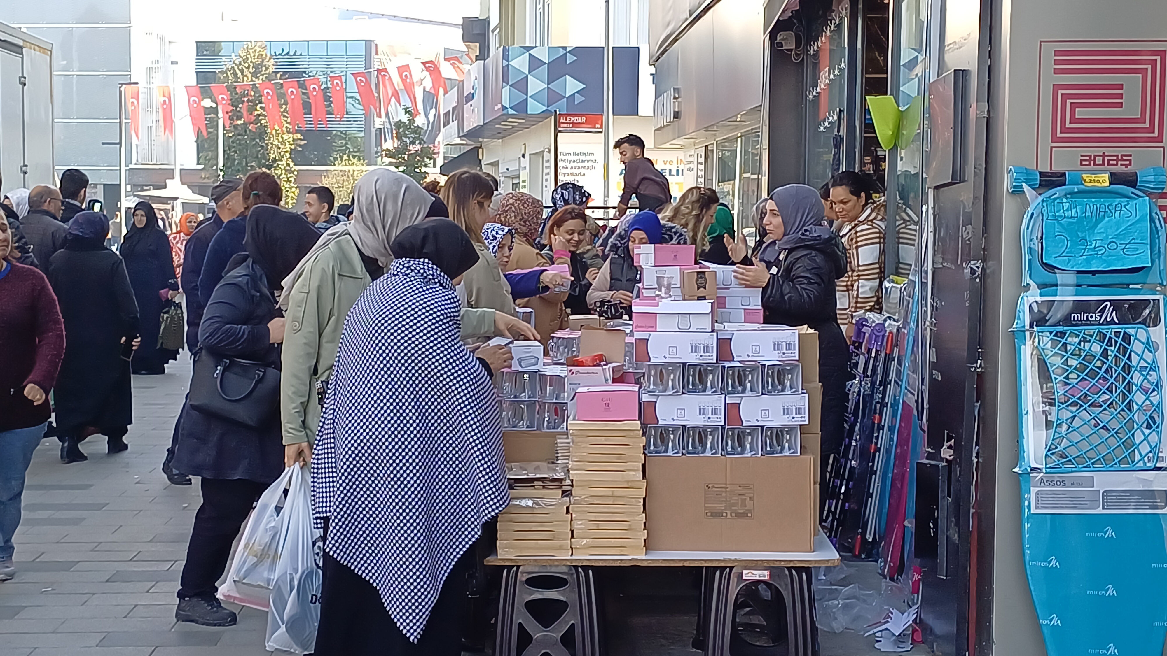 İndirimi duyan oraya koştu! Ucuz çay bardağı izdihama neden oldu İndirimi duyan oraya koştu! Ucuz çay bardağı izdihama neden oldu - 4. Resim