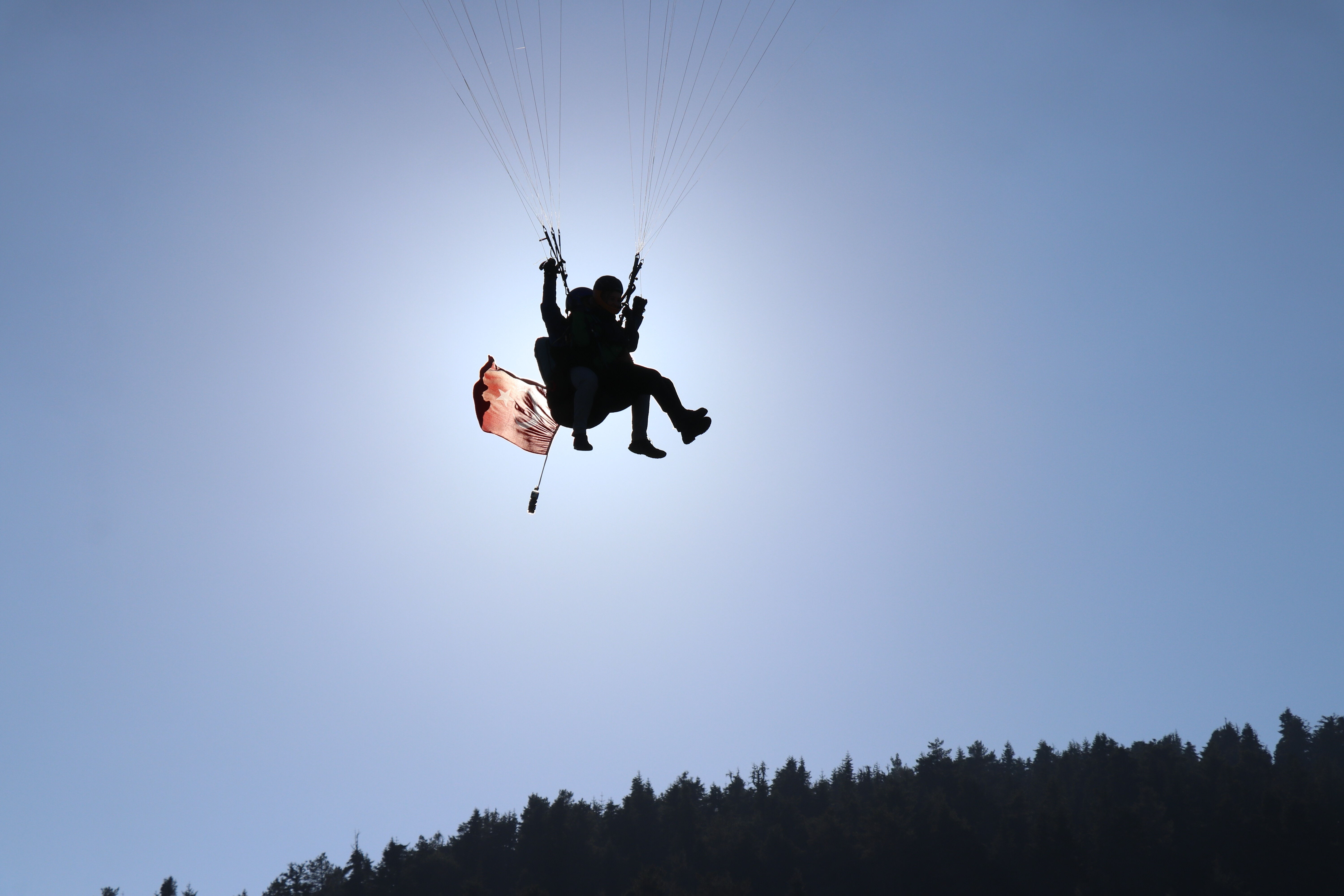 İstikbal göklerdedir... Türk bayrakları ile Bolu dağının zirvesinden uçtular - 1. Resim