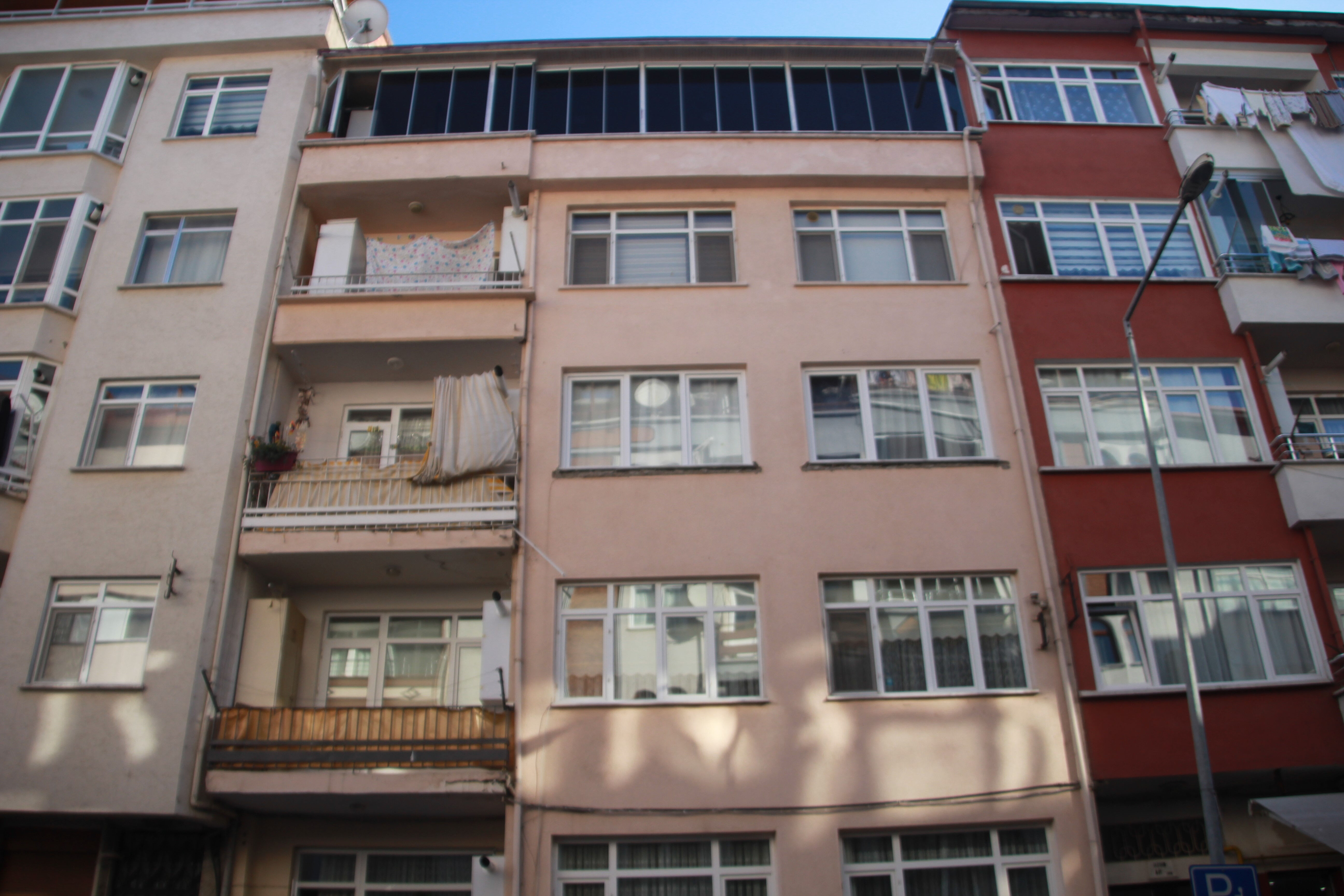 Kapılarına iki yılda en az 400 kez polis dayandı! Alt komşuları hayatlarını kabusa çevirdi - 2. Resim