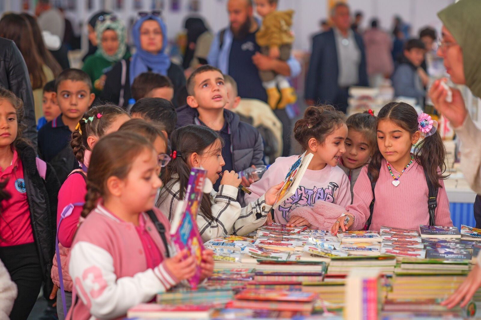 Kitap kurtları Bağcılar'a aktı - 1. Resim