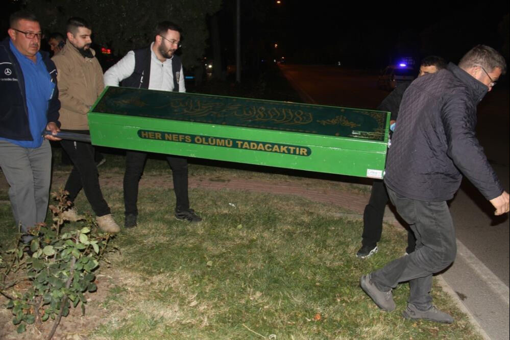 Konya'da kontrolden çıkan otomobil ağaca çarptı! Üniversiteli genç feci şekilde can verdi - 2. Resim