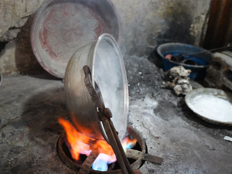 10 metrelik dükkanda 62 yıldır çalışıyor! Unutulmaya yüz tutan kalaycılığı yaşatıyor - 3. Resim