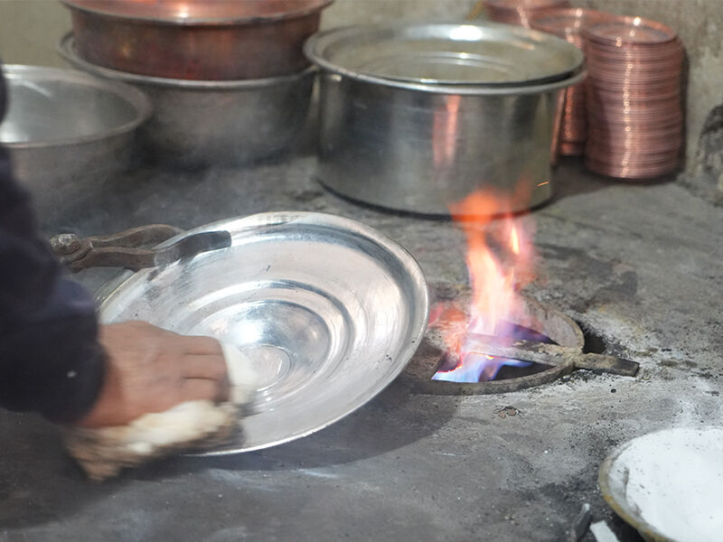 10 metrelik dükkanda 62 yıldır çalışıyor! Unutulmaya yüz tutan kalaycılığı yaşatıyor - 2. Resim