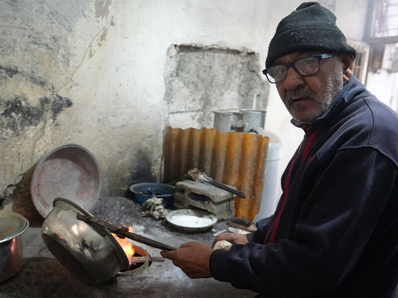 10 metrelik dükkanda 62 yıldır çalışıyor! Unutulmaya yüz tutan kalaycılığı yaşatıyor - 1. Resim