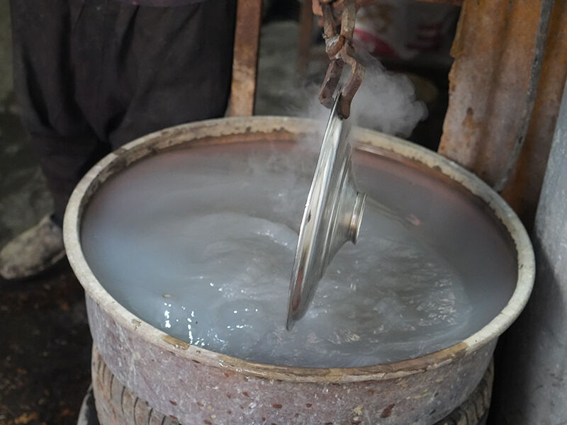 10 metrelik dükkanda 62 yıldır çalışıyor! Unutulmaya yüz tutan kalaycılığı yaşatıyor - 4. Resim