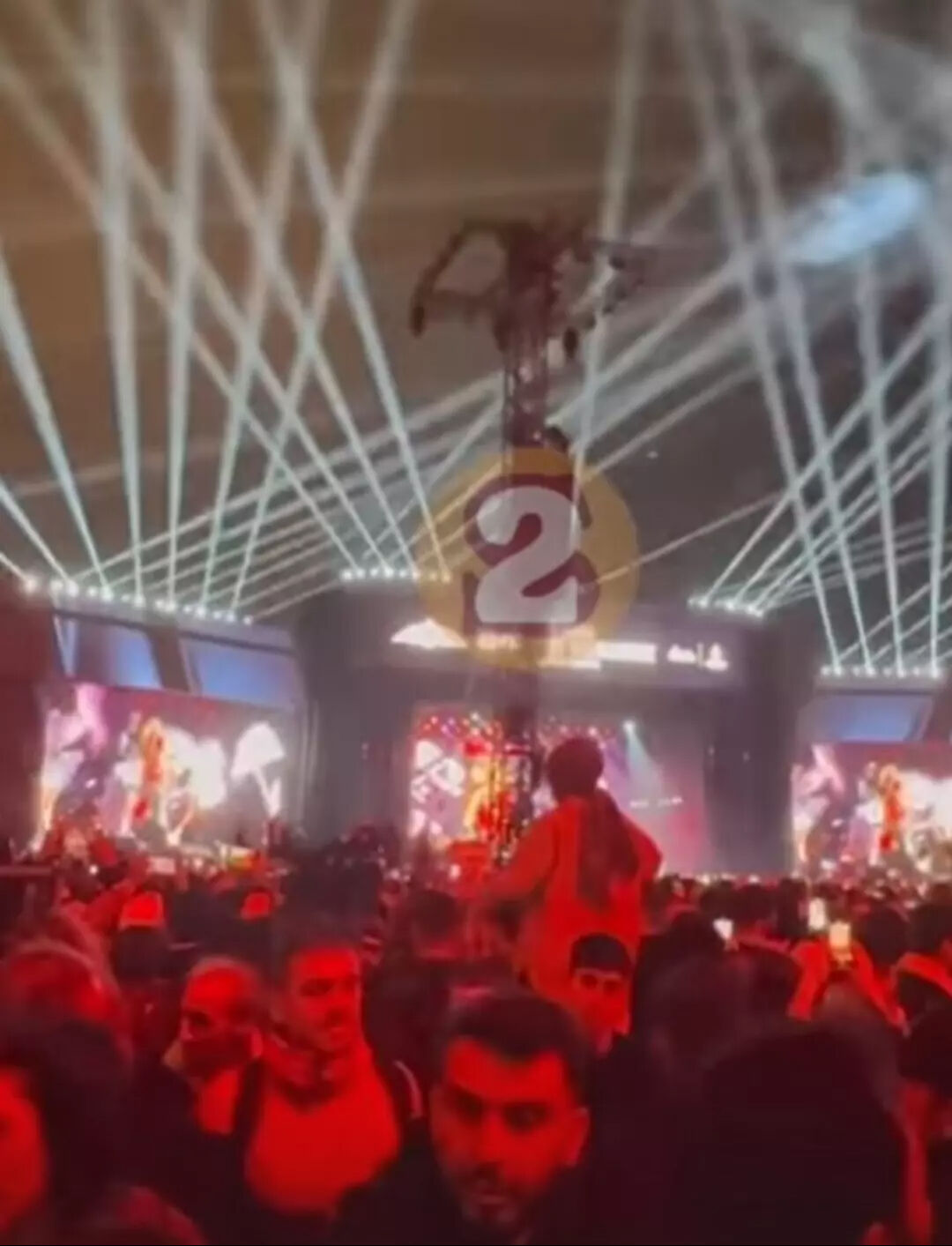 Aldığı ücret tepki çekmişti! Hadise'nin konserinde panik! Yangın çıktı alanı tek tek terk ettiler Alacağı ücret tepki çekmişti! Hadise'nin konserinde panik! Yangın çıktı alanı tek tek terk ettiler - 2. Resim