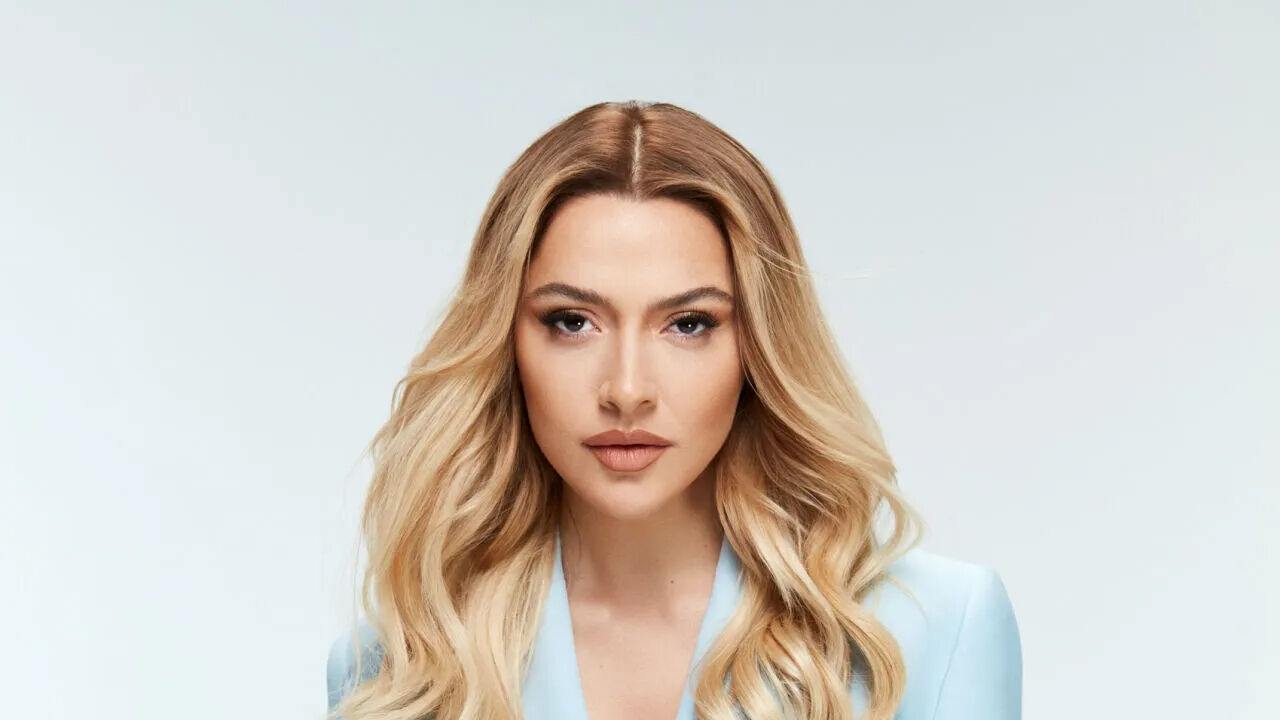 Aldığı ücret tepki çekmişti! Hadise'nin konserinde panik! Yangın çıktı alanı tek tek terk ettiler Alacağı ücret tepki çekmişti! Hadise'nin konserinde panik! Yangın çıktı alanı tek tek terk ettiler - 1. Resim