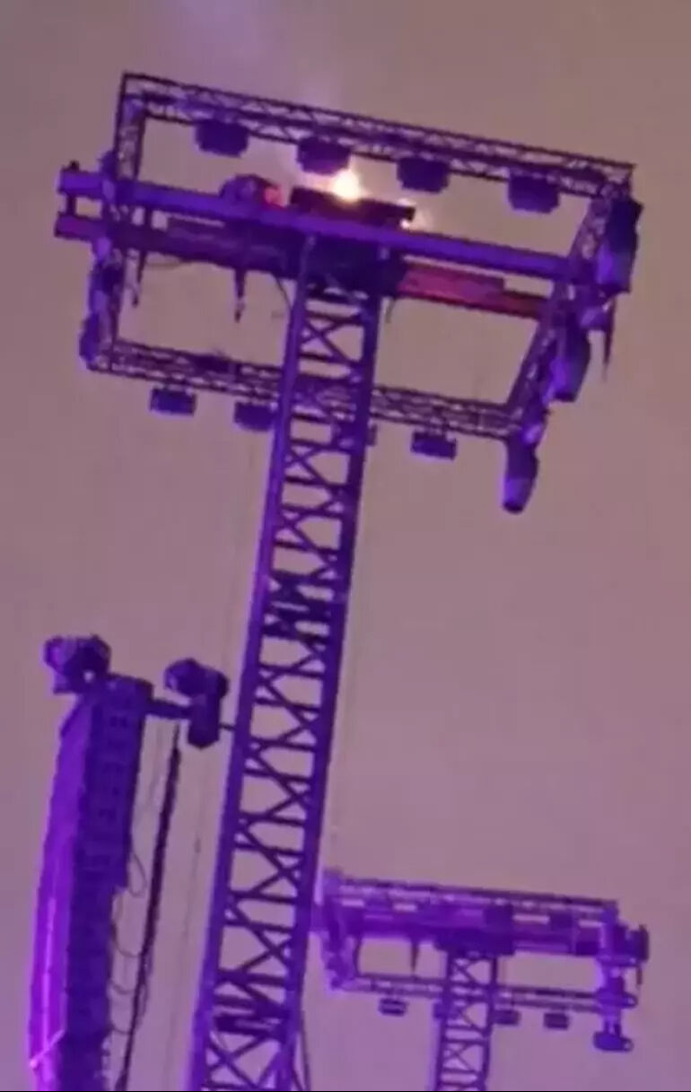 Aldığı ücret tepki çekmişti! Hadise'nin konserinde panik! Yangın çıktı alanı tek tek terk ettiler Alacağı ücret tepki çekmişti! Hadise'nin konserinde panik! Yangın çıktı alanı tek tek terk ettiler - 3. Resim