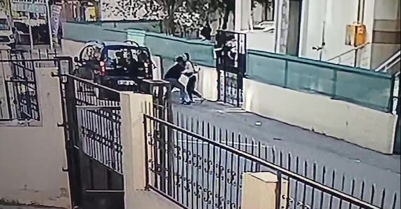 Boşanma aşamasındaki eşini kaçırmaya çalıştı! Adana'da sokak ortasında dehşet - 1. Resim