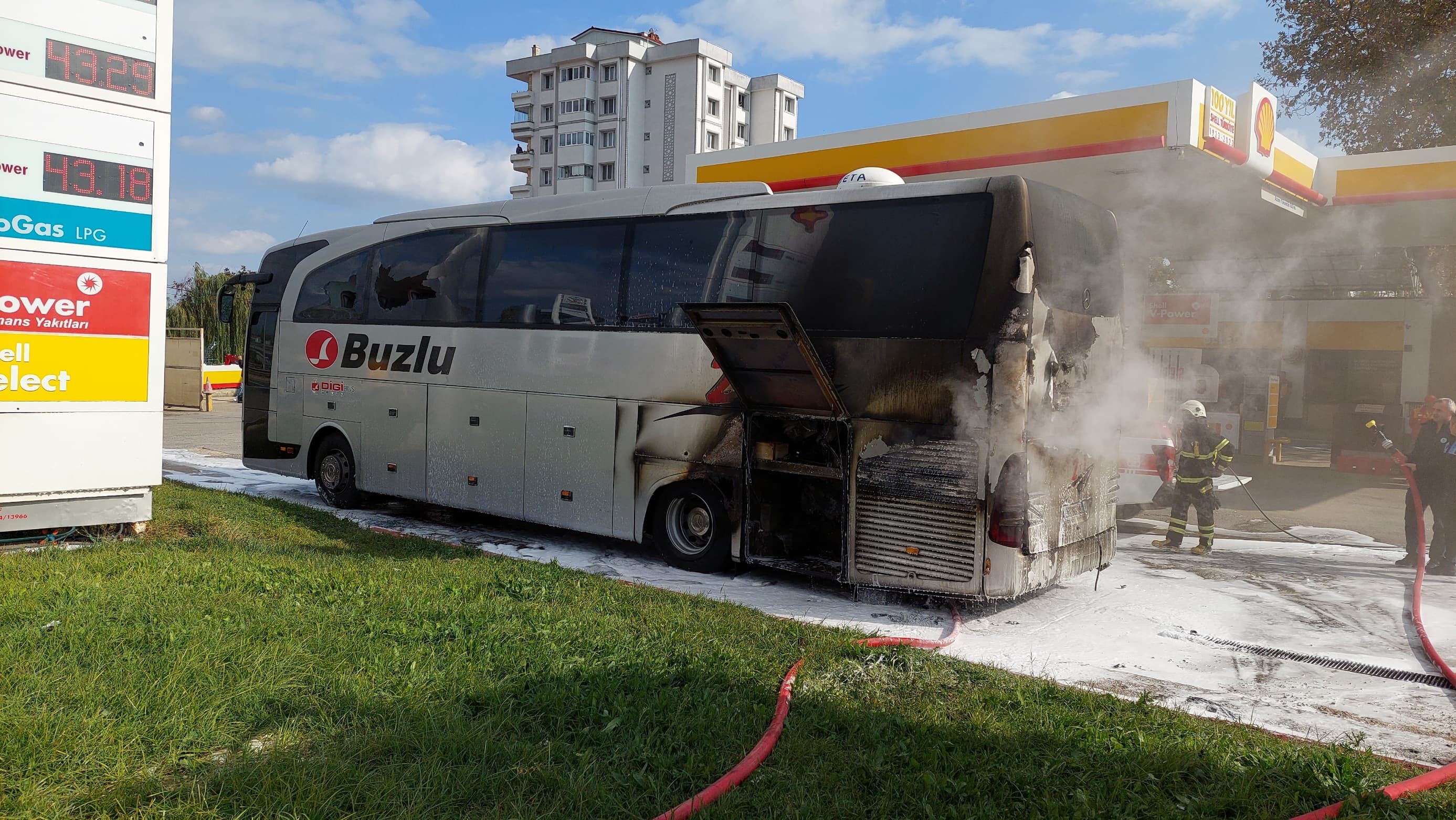 Faciaya davetiye çıkardı! Yanan yolcu otobüsünü akaryakıt istasyonuna çekti - 2. Resim