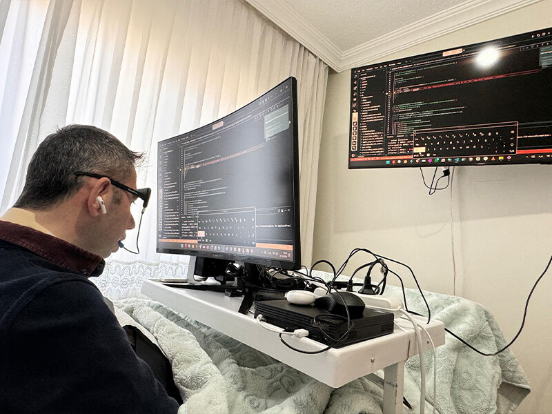 Felç bilgisayar programcısını durduramadı! Yatağında özel donanımla kod yazmaya devam ediyor - 3. Resim