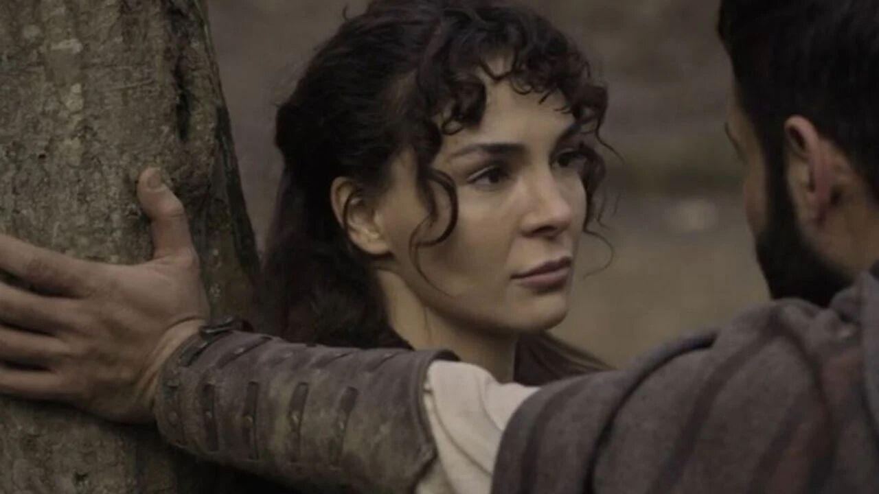 Gizli Bahçe dizisinin Nazlı’sı Ebru Şahin kaç yaşında, nereli, evli mi?  - 4. Resim