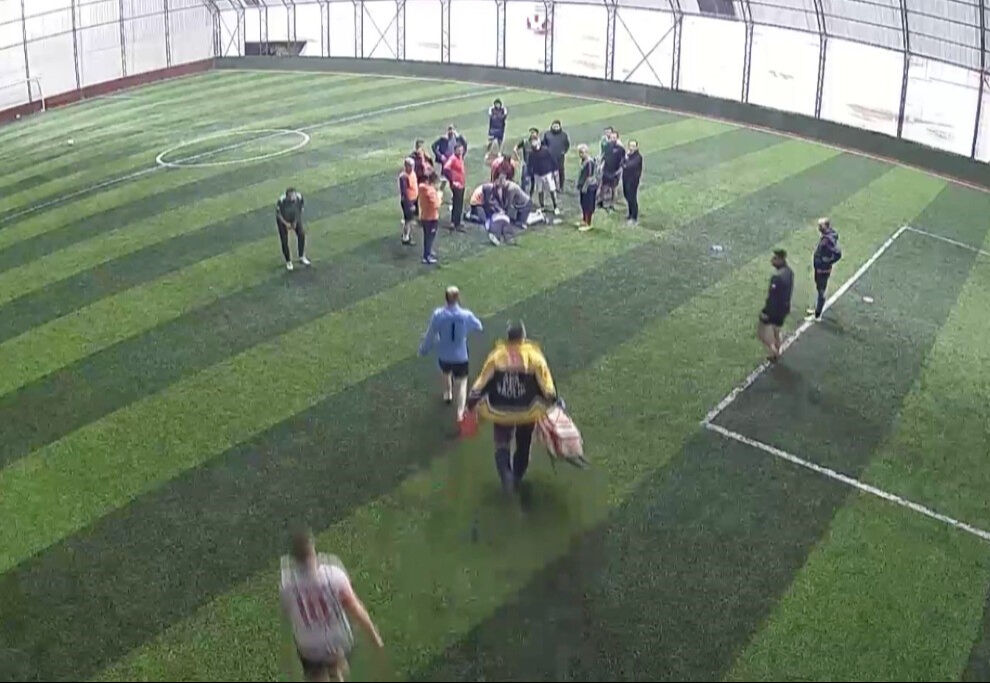 Halı saha maçında bir anda yere yığıldı! Fenalaşan avukat hayatını kaybetti - 1. Resim