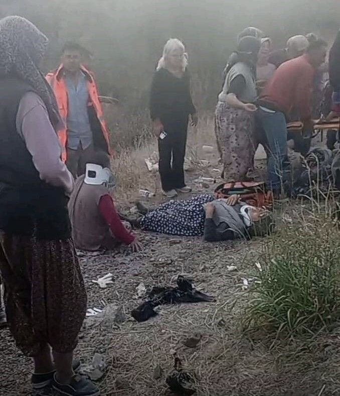 İşçileri taşıyan minibüse ticari araç çarptı! Çok sayıda yaralı var - 1. Resim