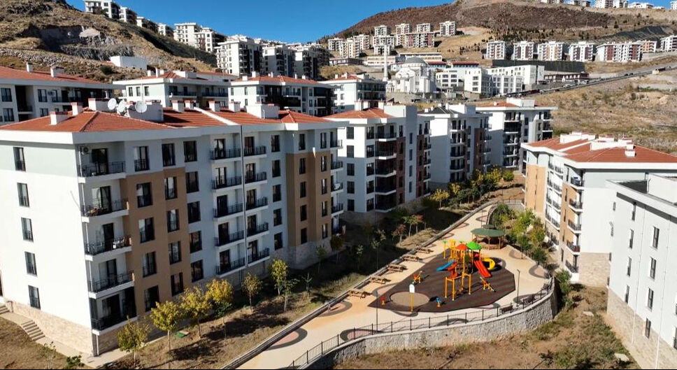 İzmirli depremzedeler TOKİ konutlarına kavuştu! Murat Kurum: Zor günler geride kaldı - 5. Resim